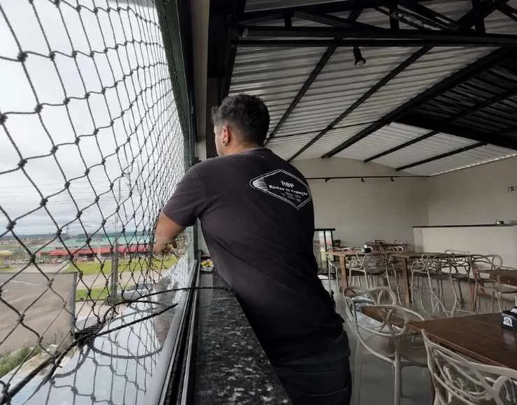 Instalação profissional de rede de proteção em janela