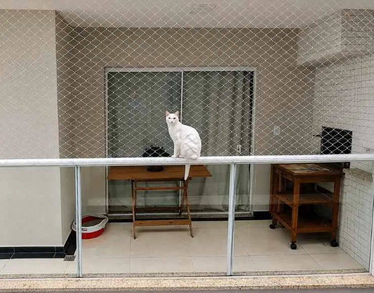 Rede de proteção instalada em janela de apartamento